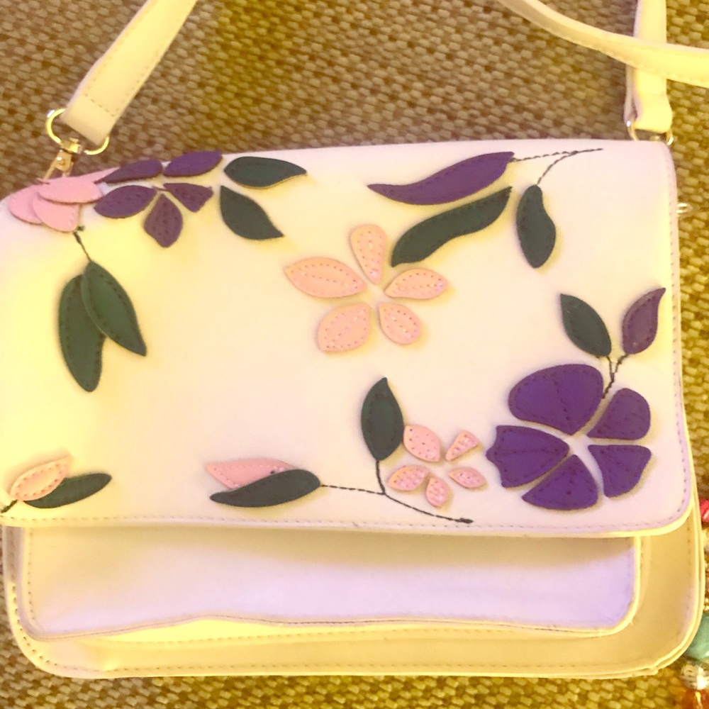 Whimsical crossbody bag w/ appliqué flowers 💐